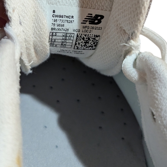 EUC New Balance 997 Grey and White Size 8.5 - Picture 3 of 4